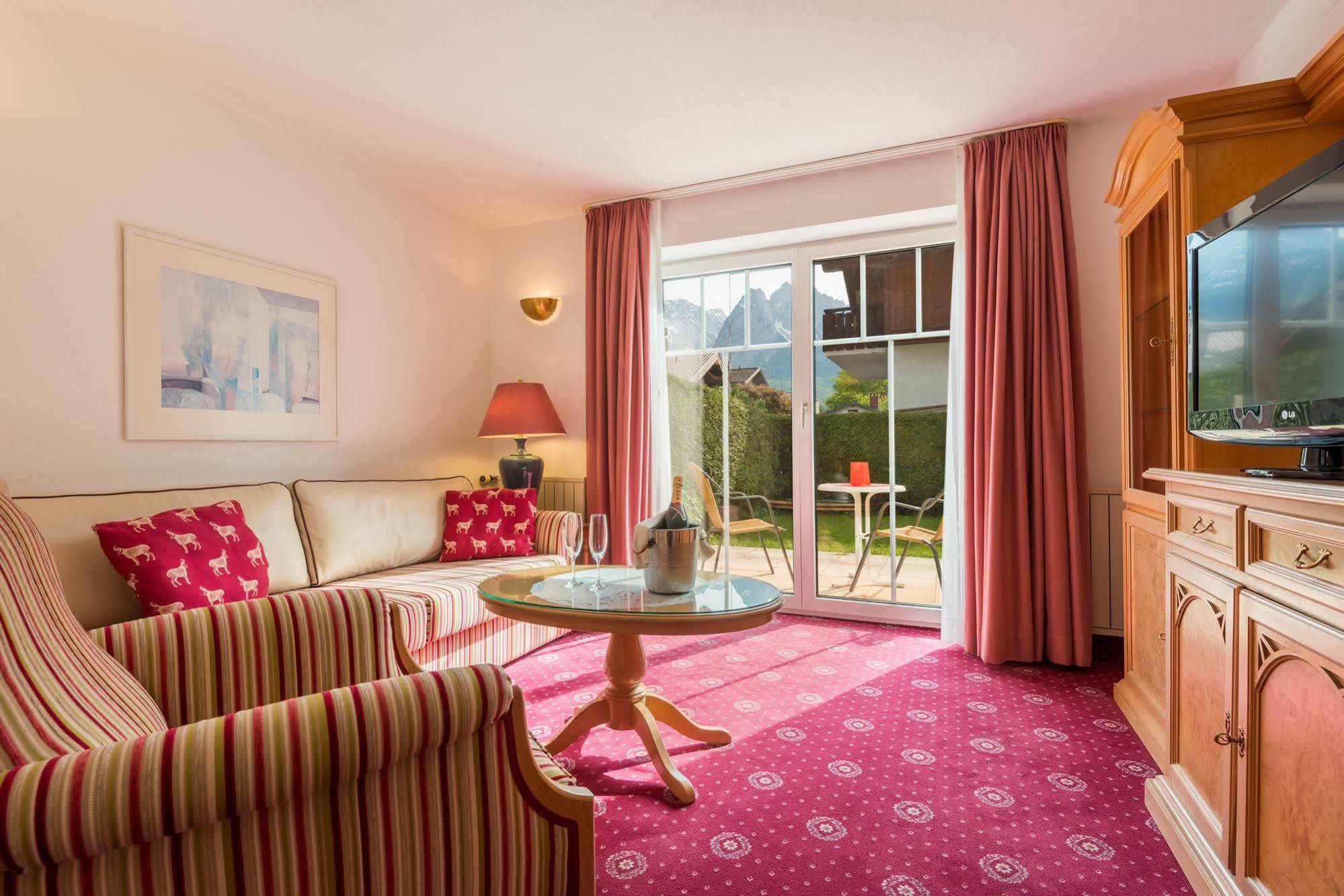 Hotel Rheinischer Hof 4*